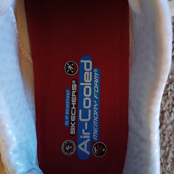 NWOT Sketchers air cooled memory foam slip resistant sneakers - Picture 3 of 5